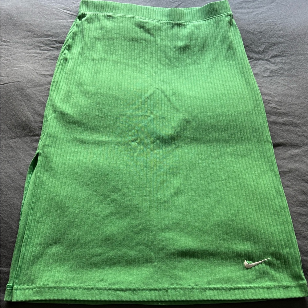 Nike women’s sporty skirt with side slit, size XL.